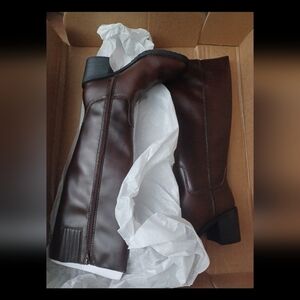 New Zodiac Women Boots Size 9